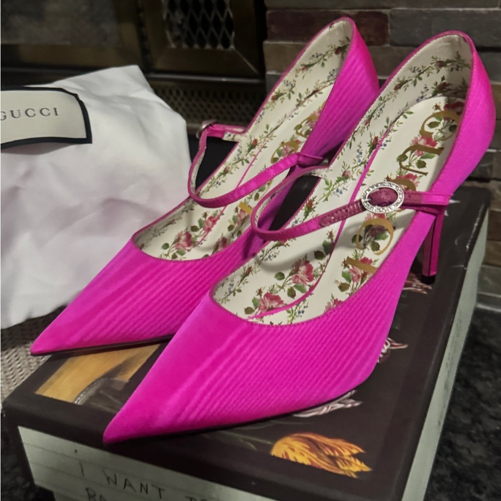 Gucci Bright Pink Satin Moiré Mary Jane Pumps EU 38 NWT / Rare